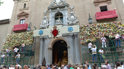 Instante de la Ofrenda Floral a la patrona de Granada