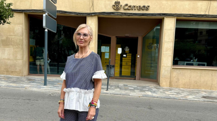 La concejala Carmen Menduiña ante la oficina central de Correos en Lorca