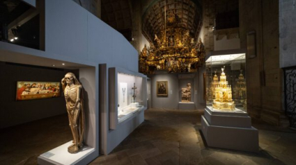 Imagen de la exposición con el altar de la Iglesia de San Martín Pinario al fondo