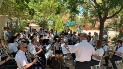 Los miembros de la banda de música de Lorca durante un concierto