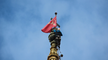 Bandera en la torre de la Catedral de Oviedo que anuncia el inicio del Jubileo de la Santa Cruz