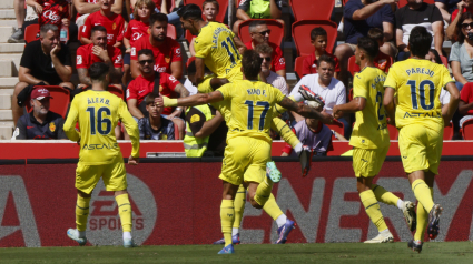 Los jugadores del Villarreal celebran el gol de Logan Costa.