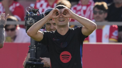 Pedri celebra tras su gol con el Barcelona.