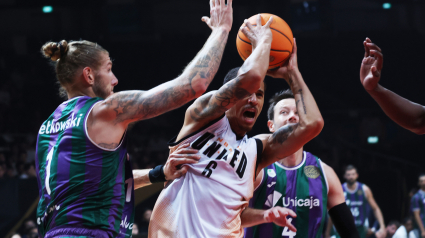 Juan Toscano, ante dos jugadores del Unicaja