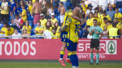 LAS PALMAS DE GRAN CANARIA, 15/09/2024.- El delantero de la UD Las Palmas Sandro Ramírez (d) celebra tras anotar un gol ante el Athletic de Bilbao, durante el encuentro de la quinta jornada de LaLiga que UD Las Palmas y Athletic de Bilbao disputan hoy domingo en el estadio de Gran Canaria. EFE/Ángel Medina G.