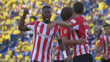 LAS PALMAS DE GRAN CANARIA, 15/09/2024.- Los jugadores del Athletic de Bilbao celebran el tercer gol del equipo, durante el encuentro de la quinta jornada de LaLiga que UD Las Palmas y Athletic de Bilbao disputan hoy domingo en el estadio de Gran Canaria. EFE/Ángel Medina G.