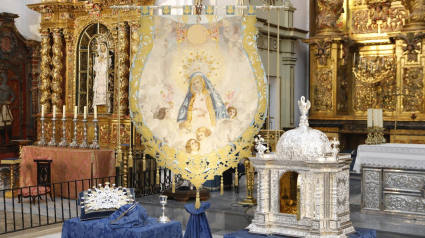 Imagen del nuevo sagrario y de varias joyas restauradas de la Virgen ante el estandarte El Reflejo