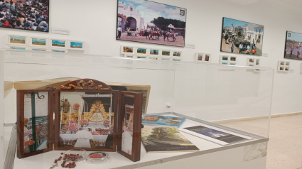 ‘El Rocío con el color de los sesenta' muestra al público una colección de un centenar de postales