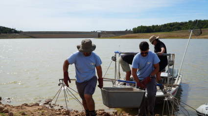 La Confederación Hidrográfica del Júcar retira peces del embalse de María Cristina