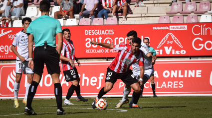 Carlos Ramos jugador del Zamora avanza con el balón