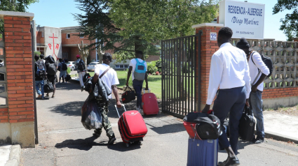 Llegada de 90 refugiados procedentes de Canarias al centro Barnabitas de Palencia