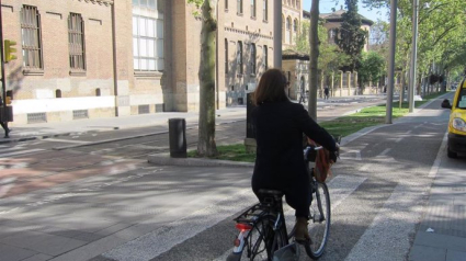 Una ciclista circula por el carril bici de Gran Vía, en Zaragoza.