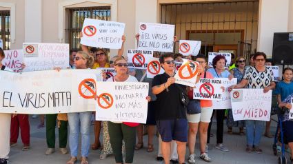 Protesta de los vecinos por las muertes a causa del virus de la fiebre del Nilo en Isla Mayor para reclamar un refuerzo de las medidas