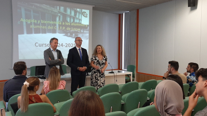 El consejero, entre el alcalde y la concejala de Educación, durante la apertura del curso en el Centro Integrado de FP de Lorca