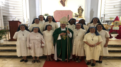 Mons. Santiago Gómez Sierra junto a as Obreras del Corazón de Jesús