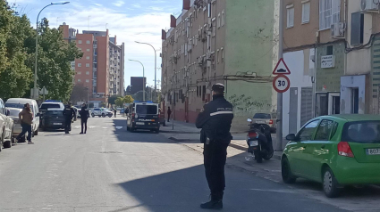 26/01/2023 Agente de la Policía Nacional cercando la zona de la vivienda mientras continúan las negociaciones.
POLITICA ANDALUCÍA ESPAÑA EUROPA HUELVA SOCIEDAD