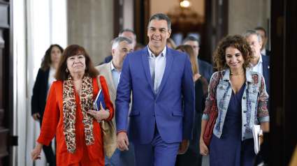 El presidente del Gobierno, Pedro Sánchez (c), junto a la vicepresidenta primera y ministra de Hacienda, María Jesús Montero (d), y la senadora y presidenta del PSOE, Cristina Narbona, se dirigen a asistir a la reunión interparlamentaria del grupo parlamentario socialista este lunes en el Congreso. EFE/ Javier Lizón