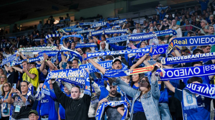 La afición del Real Oviedo en el Carlos Tartiere