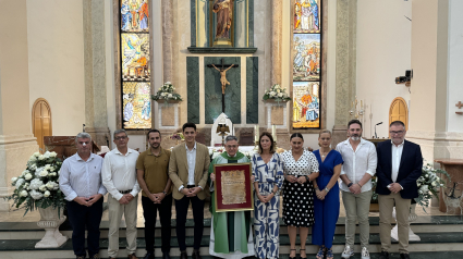 El sacerdote recibe el título de Hijo Adoptivo de manos de la corporación municipal