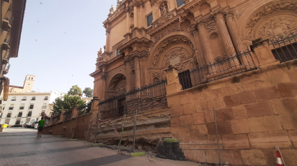 Imagen de la fachada de la colegiata tras la demolición de la escalinata