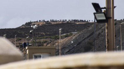 Decenas de personas se congregan en un monte cercano a la frontera con Ceuta para intentar cruzar a la ciudad española