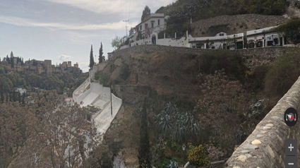 Imagen del Barranco de los Naranjos en Granada en el que se ha precipitado un hombre herido tras caer sobre el tejado de una casa