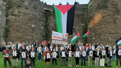 Desplegan una bandera gigante de Palestina en la Muralla de Lugo