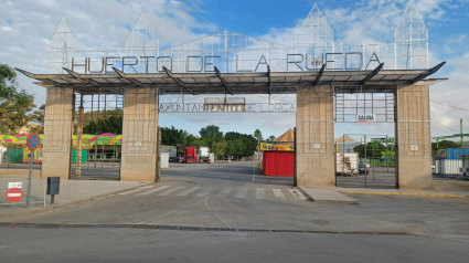 Fachada principal del Huerto de la Rueda con el portal luminoso ya instalado en la parte superior