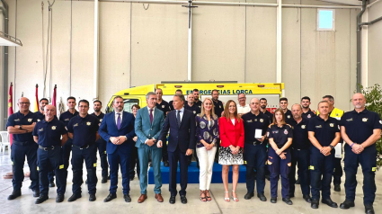 Fotografía de grupo del Servicio de Emergencias y Protección Civil junto a las autoridades tras recibir la medalla