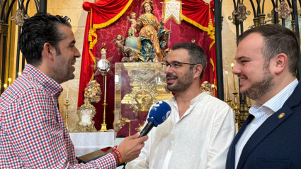 José Ángel Ayala junto a Nicolás Galiano y Antonio Mariano Hernández, presidente y vicepresidente de la Hermandad de la Aurora de Lorca