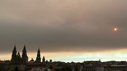 Catedral de Santiago de Compostela rodeada de humo