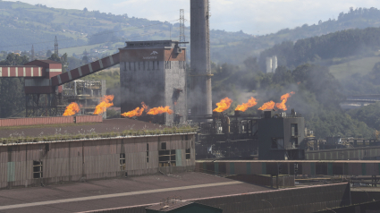 Antorchas prendidas en las baterías de ArcelorMittal en Gjión