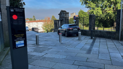 Imagen de uno de los nuevos bolardos que controlan los accesos de vehículos en el casco Histórico de Santiago