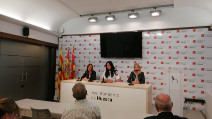 La alcaldesa de Huesca durante la rueda de prensa de anuncio de la denuncia