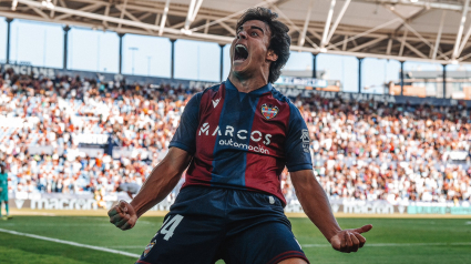 Carlos Álvarez celebra el 3-1 ante el Eldense