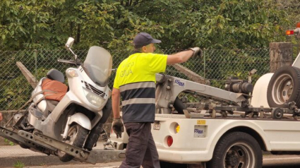 La Policía Local retira la moto accidentada