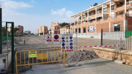 Imagen de la zona donde está previsto construir un corredor verde en la superficie que antes ocupaban las vías del tren