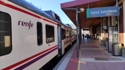 Un tren de cercanías en la estación de Lorca