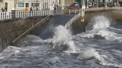 Olas en la playa de San Lorenzo, en Gijón