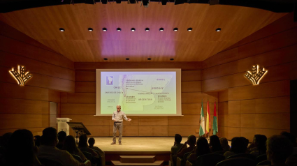 Conferencia de Eduardo Strauch en Caja Rural