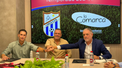 Antonio Sánchez Carrasco presidente del Lorca CF Base, Paco Salas gerente de La Comarca y Juan Miguel Bayonas, concejal de Deportes del Ayuntamiento de Lorca durante la firma del convenio.