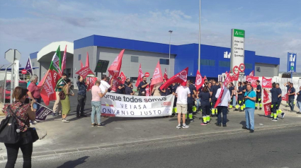 Trabajadores concentrándose en la ITV de Las Quemadas en Córdoba