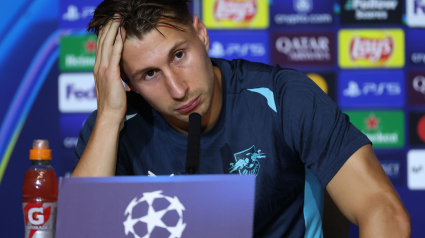 Willi Orbán, capitán del RB Leipzig, en sala de prensa en el Metropolitano.