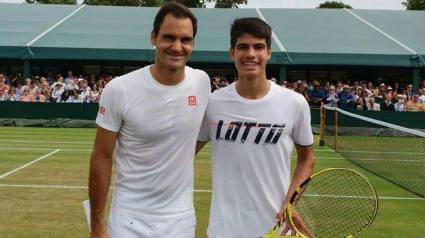 Alcaraz y Roger Federer hace años en el torneo de Wimbledon