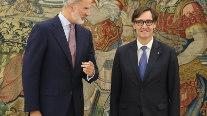 El Rey Felipe VI y el presidente de la Generalitat de Cataluña, Salvador Illa Roca, durante un encuentro en el Palacio de La Zarzuela