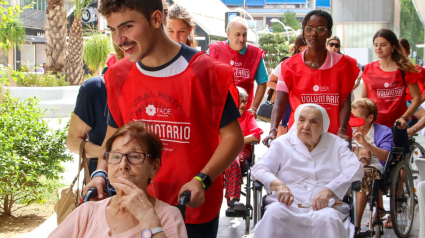 Voluntarios de FADE con los mayores