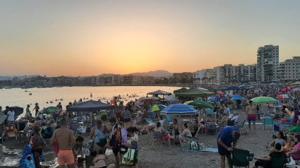 Turistas en una playa de Águilas el pasado agosto