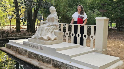 La restauradora Beatriz gallego en el monumento a Carolina en Castelar