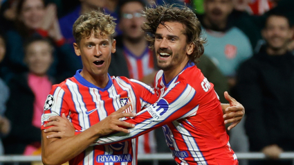 Griezmann se abraza a Llorente para celebrar el gol del empate ante el Leipzig, en Liga de Campeones