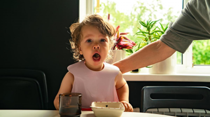 Niña atragantándose